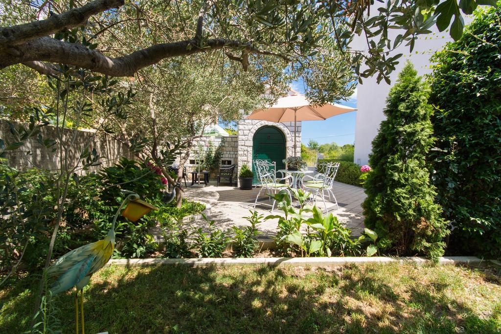 Apartment Lorenzo Trogir Exterior photo